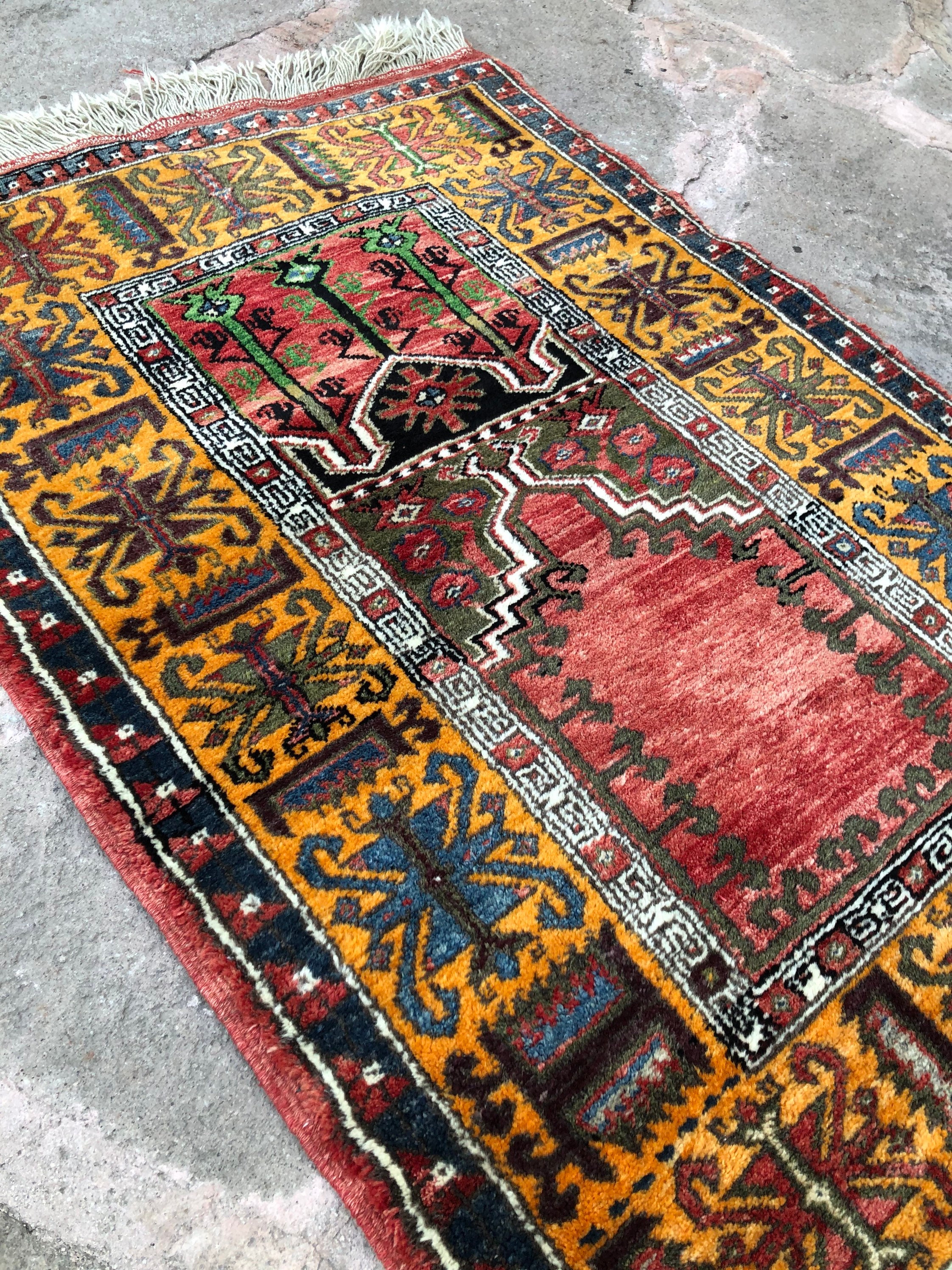 Handmade Oushak Turkish Prayer Rug: Vintage Anatolian Design (3’4x4’9)
