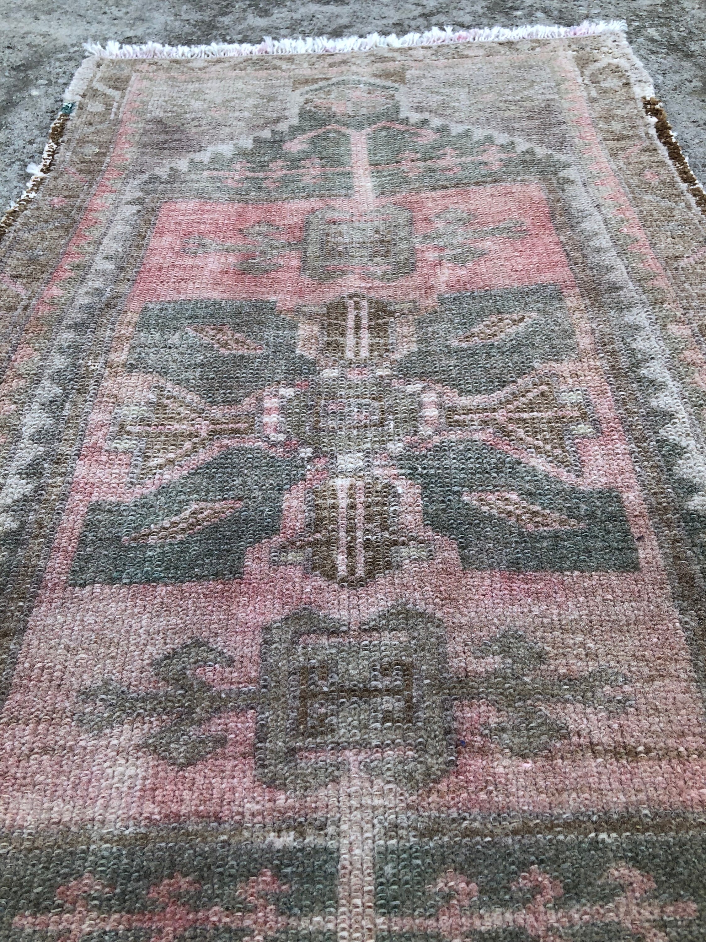 Small Vintage Turkish Oushak Rug: Bohemian Bath Mat (1’9x3’3)