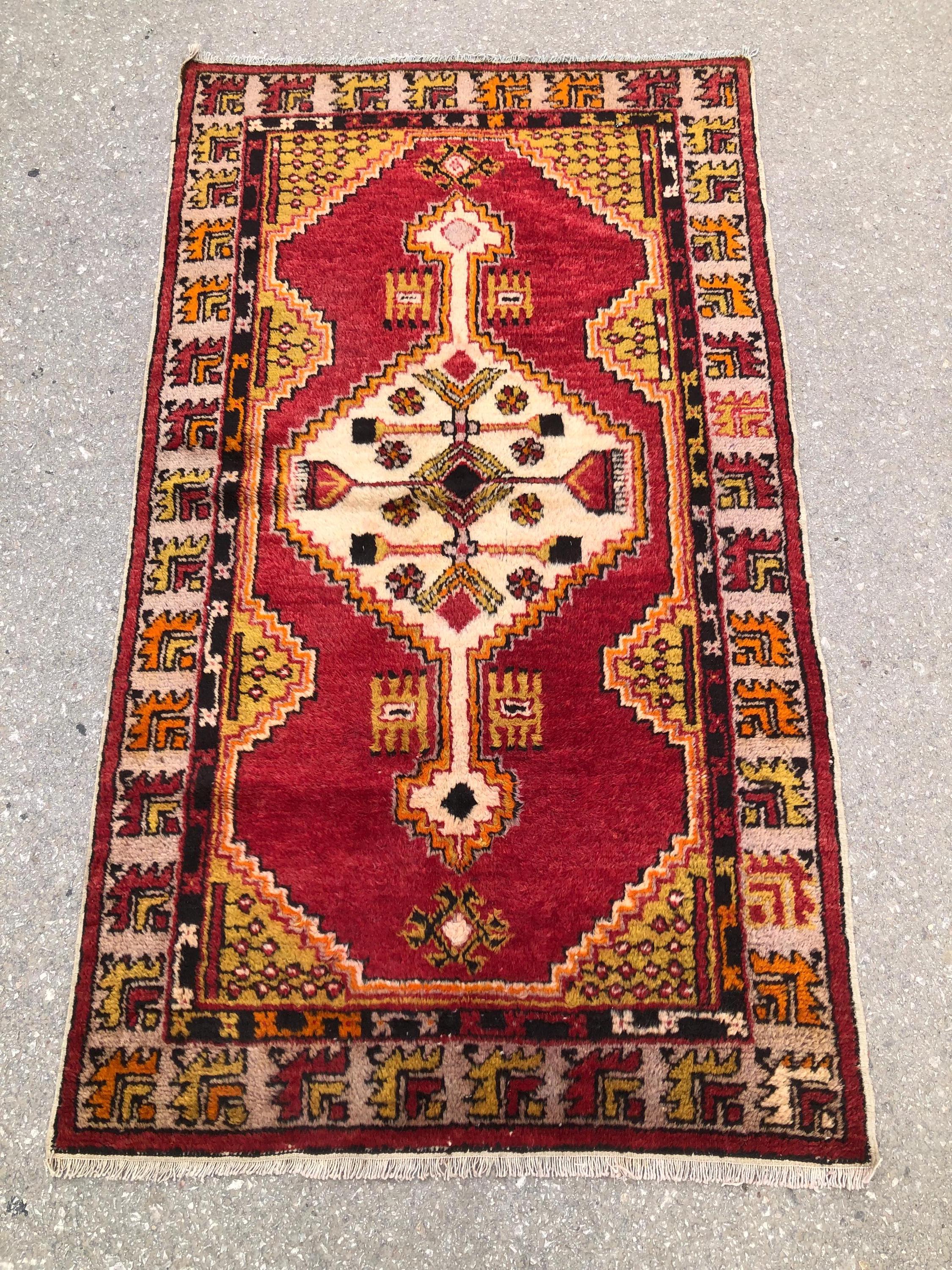 Vintage Turkish Medallion Rug: Hand-Knotted Wool, Crimson Red (2'7x4'7ft)