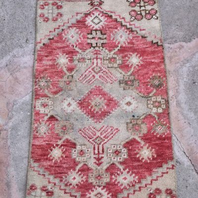 Distressed Oushak Small Rug, Vintage Door Mat, Anatolian Small Ushak Carpet, Small Medallion Rug, Pink Oushak Small Rug, Yastik Rug, 1’5×2’7