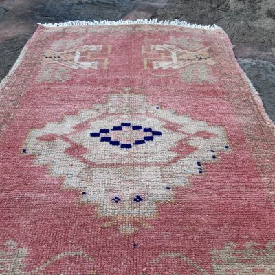 Small oushak rug/ pink vintage rug/ handwoven small rug/ bedside rug/ bathroom rug/ powder room rug/ Turkish small rug/ Small pink  rug